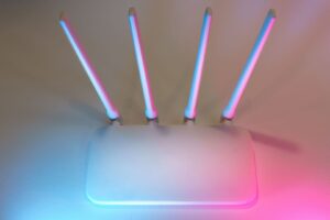 Valokuitu vai 5G kotiin? Näin yhdistät molemmat arjen sujuvaksi kokonaisuudeksi